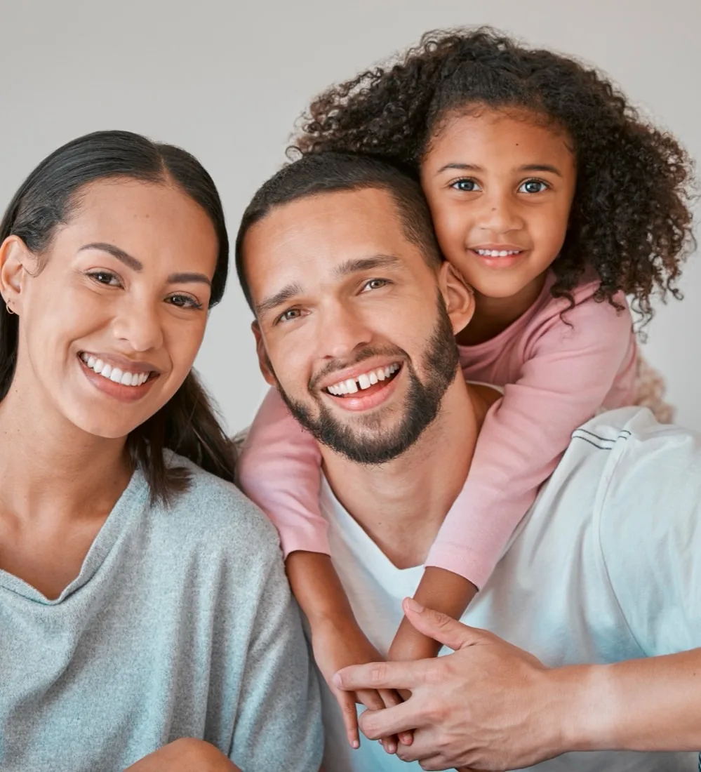 Família sorrindo, atendida pelos serviços de saúde do IGC