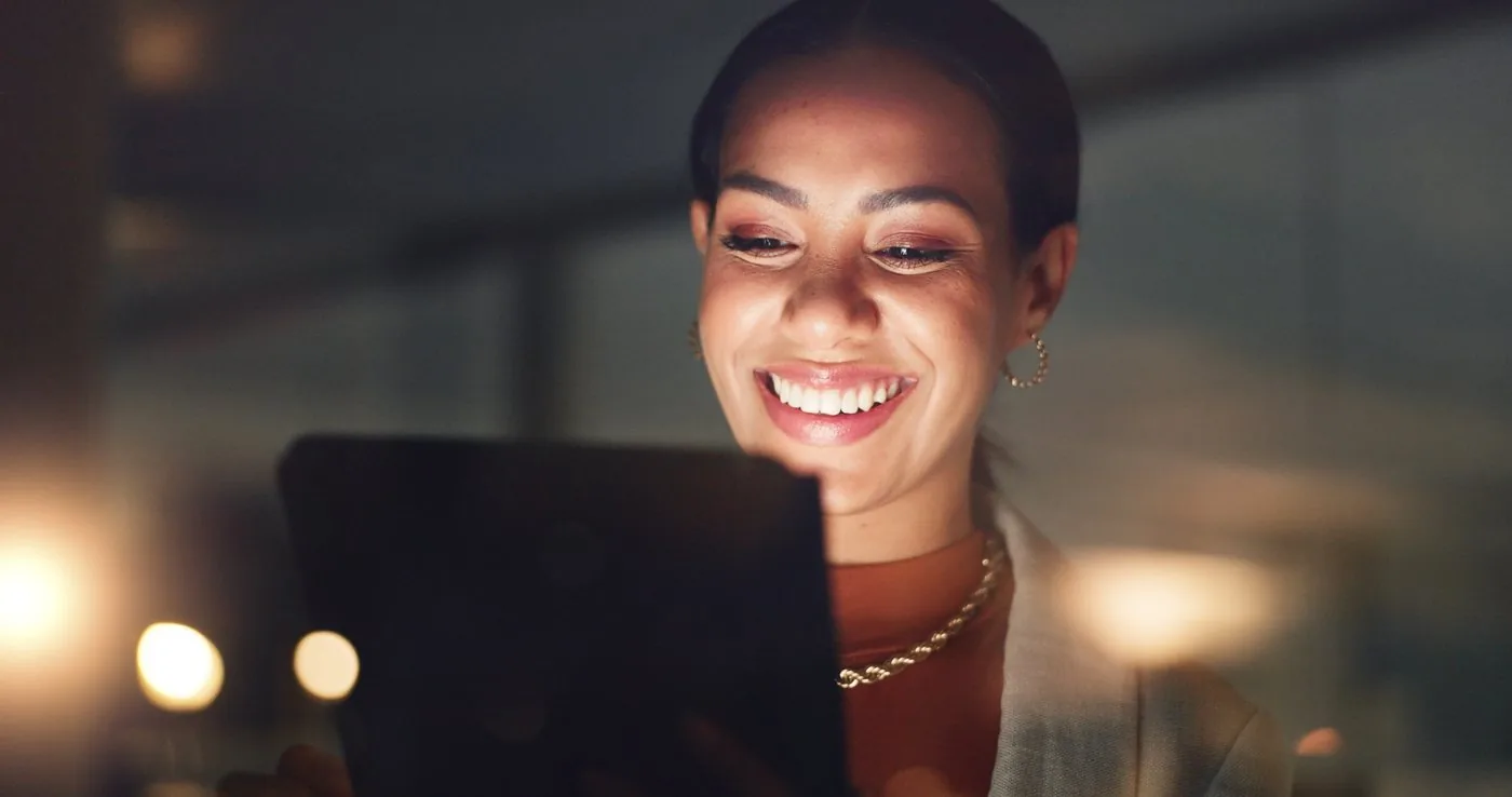 Profissional acompanhando indicadores de gestão em tablet